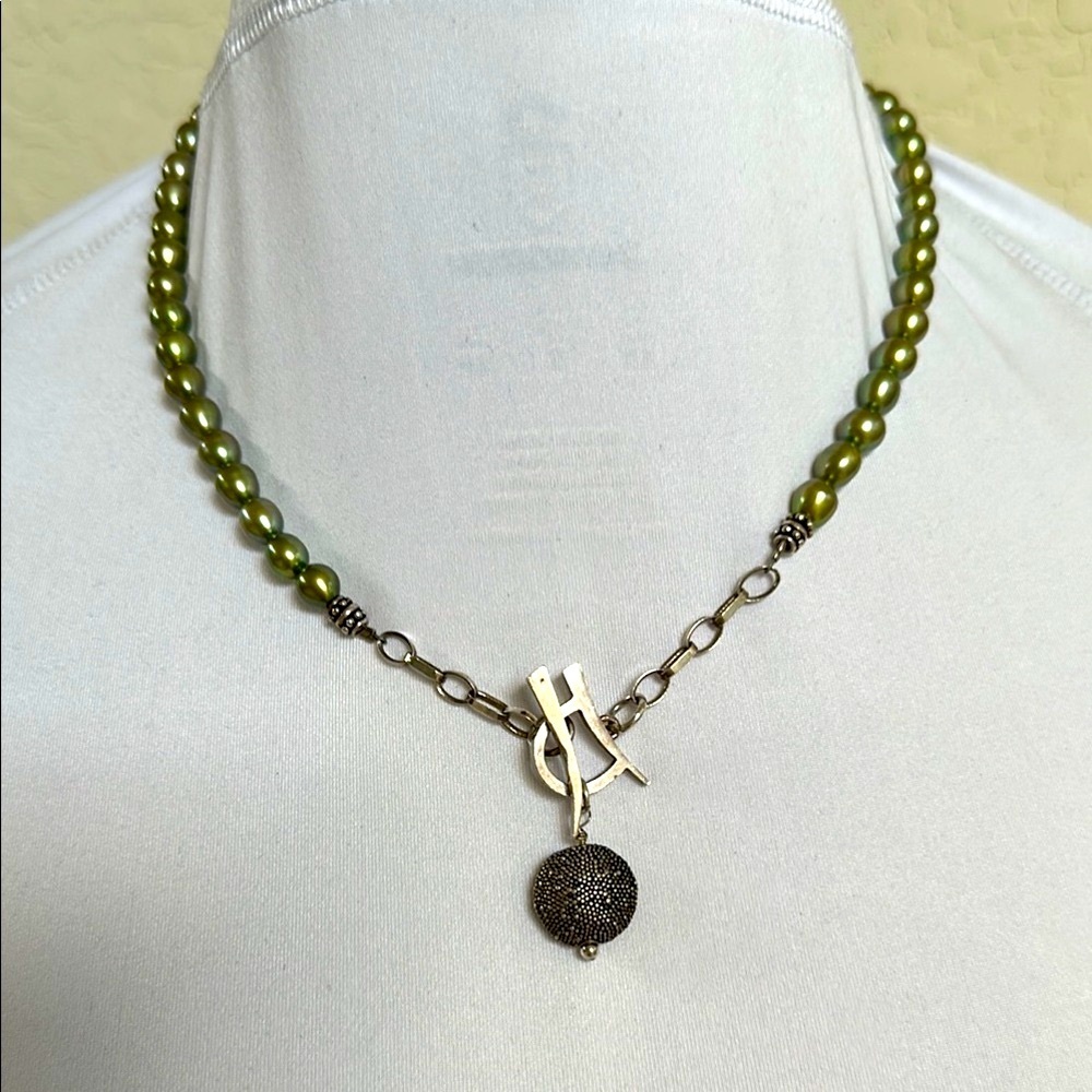 Elegant 925 silver mothers  pearls Green Pearl Necklace with Silver Accents
